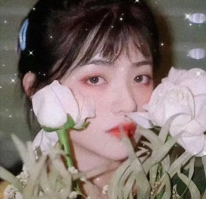 微光下的蓝色男孩