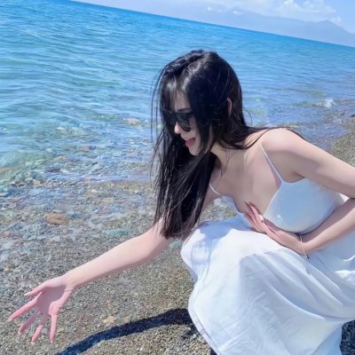 坐在酒吧里吃蛋糕